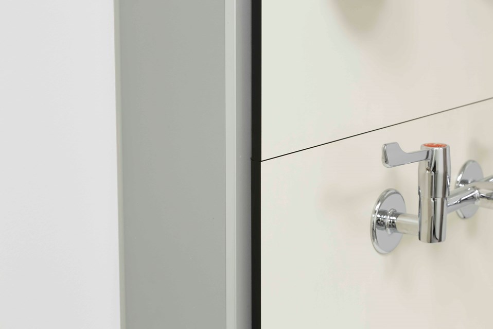 venesta-washrooms-vepps-healthcare-ips-panelling-wall-panel-alignment-taps-queen-elizabeth-hospital