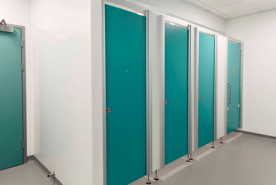 venesta-washrooms-toilet-cubicles-system-m-derriford-hospital3