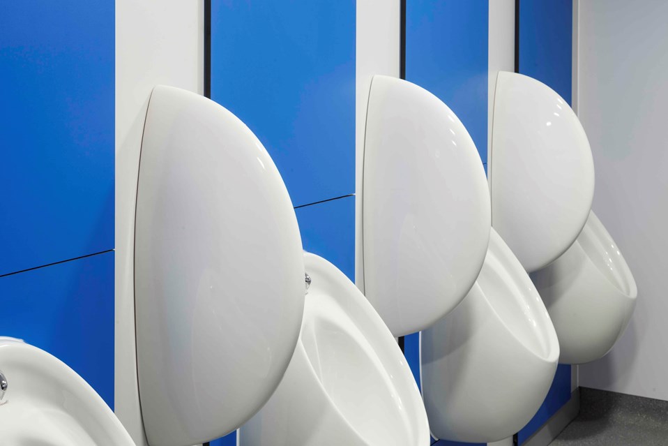 venesta-washrooms-toilet-cubicles-fusion-frameduct-panelling-urinals-selby-high-school2