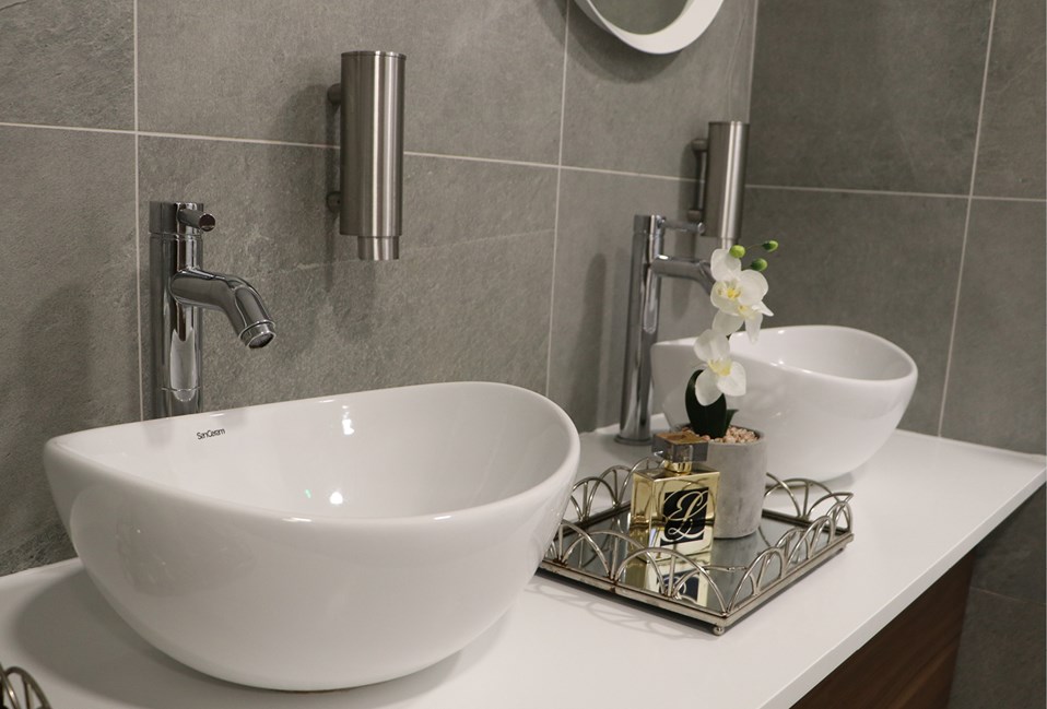 Venesta Washrooms Toilet Cubicles Ips Vepps Office Washroom Renovation7