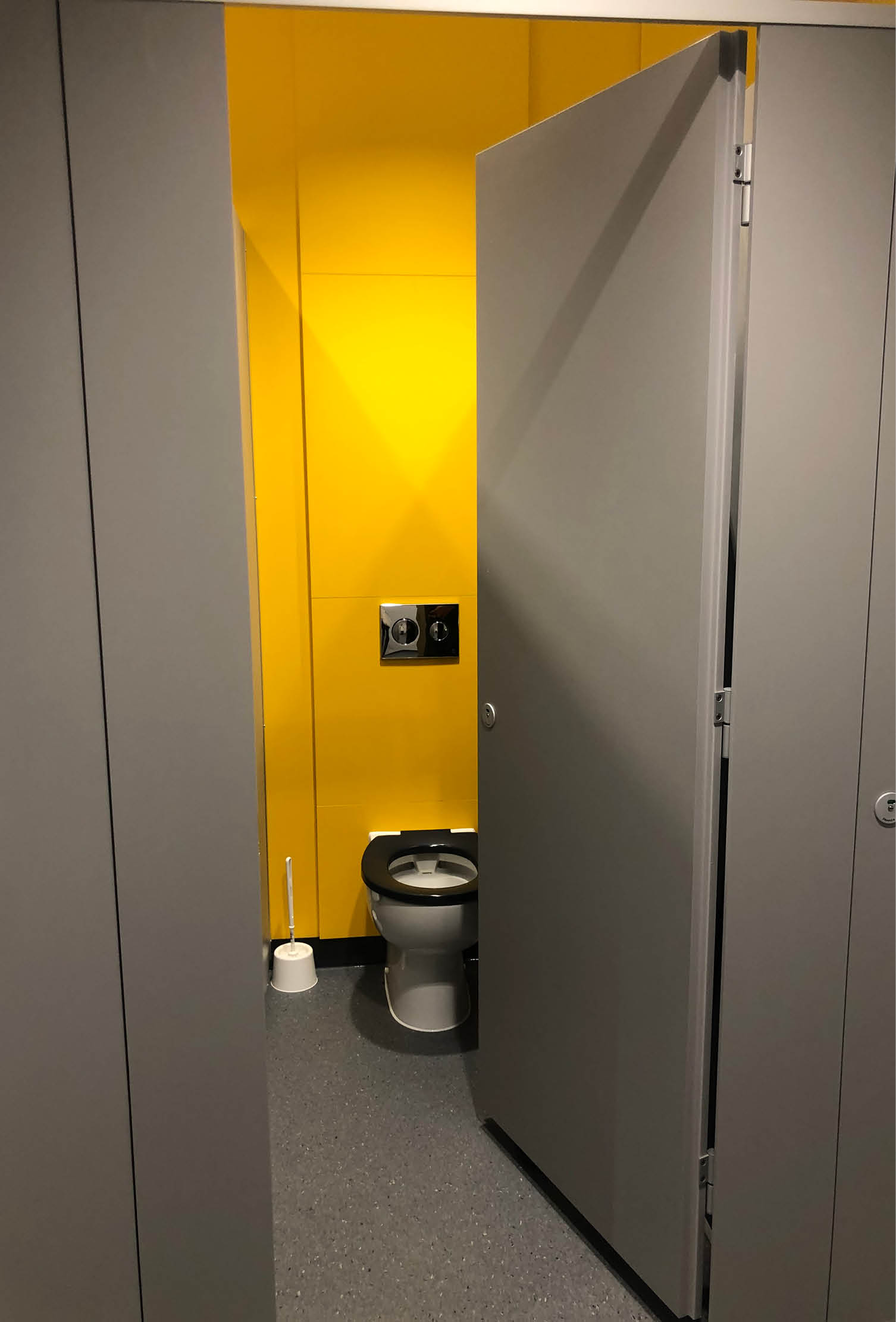 venesta-washrooms-case-study-oaklands-college-toilet-cubicles-unity-vepps-ips4