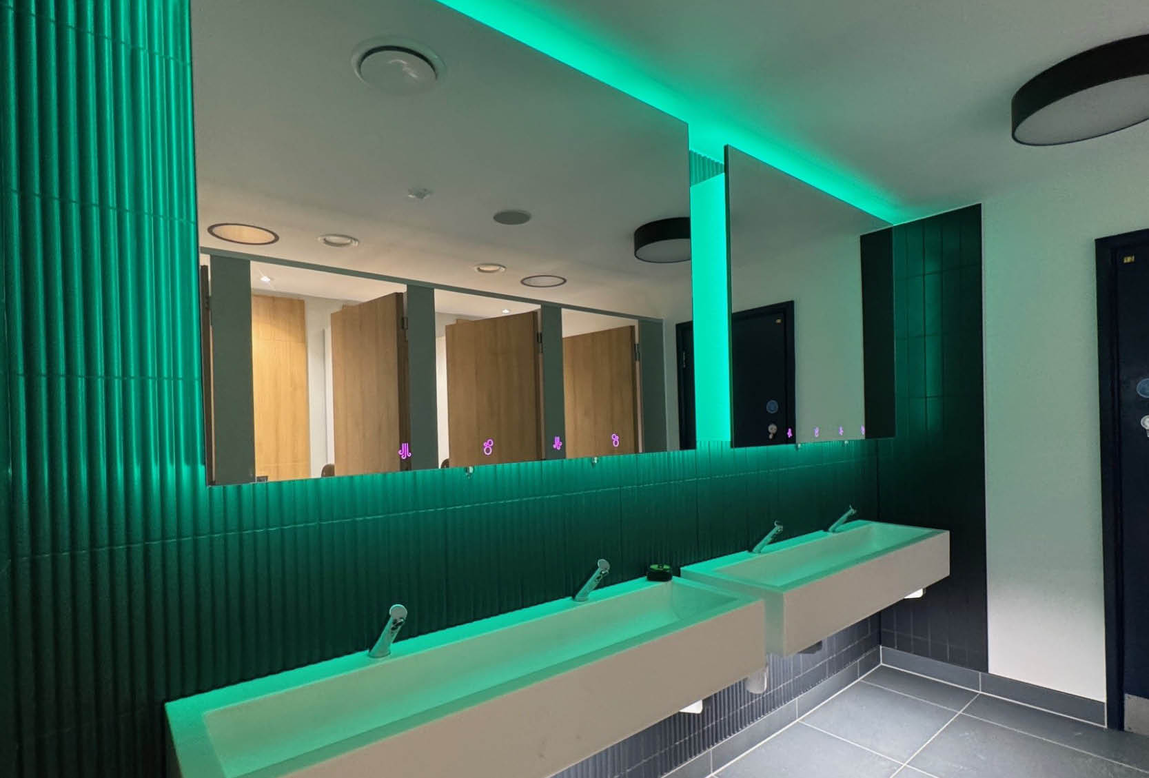 venesta-washrooms-case-study-olympia-london-mirror-box-units11