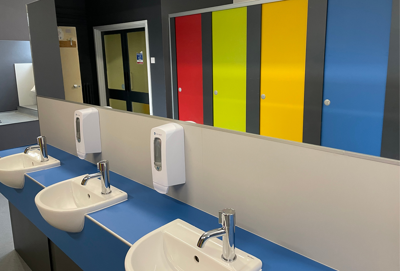 venesta-washrooms-toilet-cubicles-ips-wimbledon-chase-primary-school-7