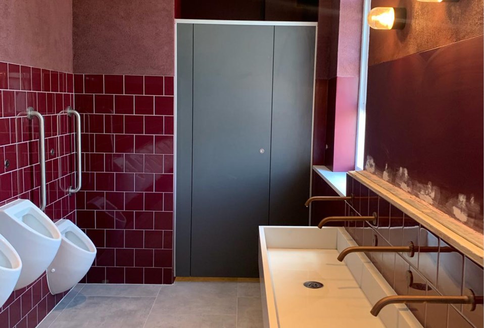 venesta-washrooms-toilet-cubicles-washroom-panelling-the-old-vic-threatre2
