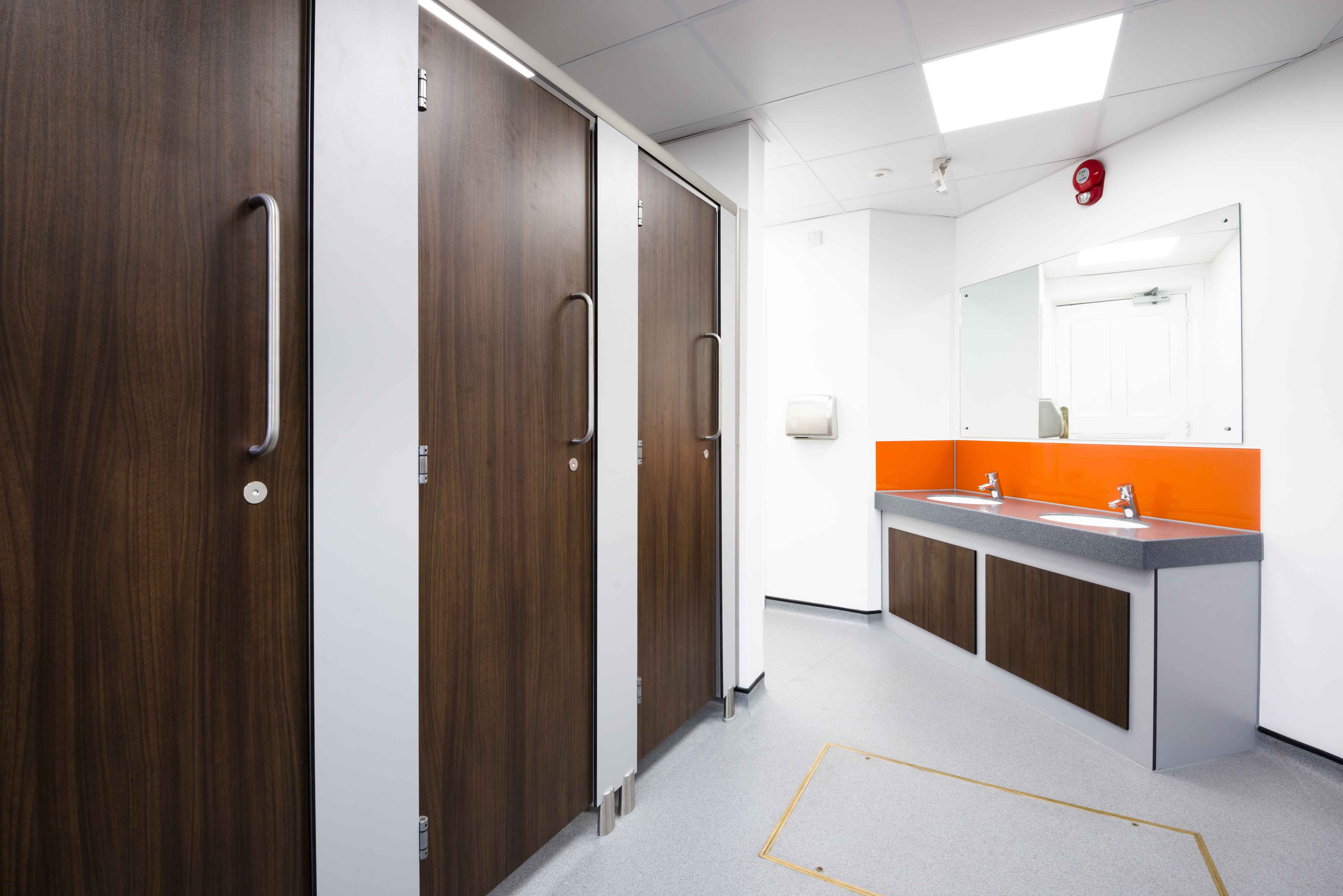 venesta-washrooms-toilet-cubicles-quantum-solid-surface-vanity-unit-birmingham-museum-art-gallery4