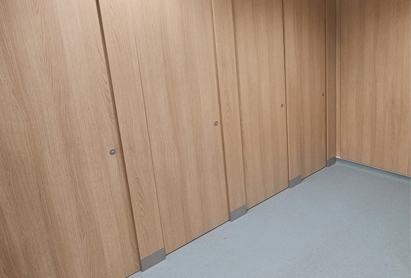 venesta-washrooms-addenbrookes-hospital-titan-cubicles-close-up