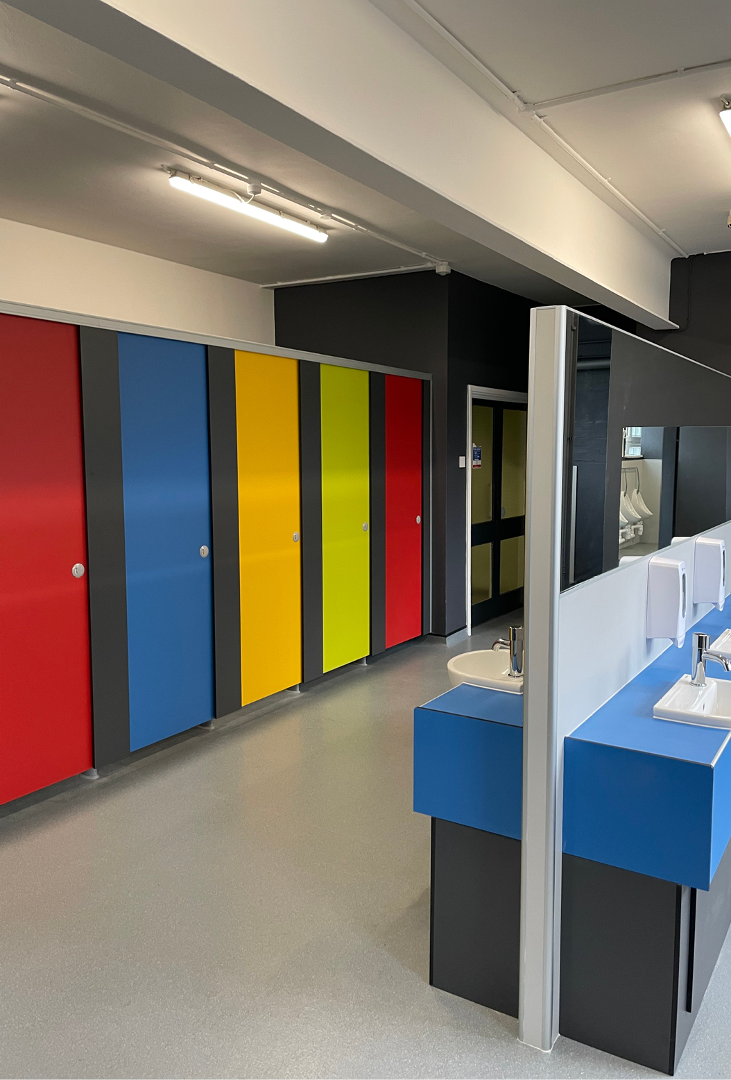 venesta-washrooms-toilet-cubicles-ips-wimbledon-chase-primary-school-12