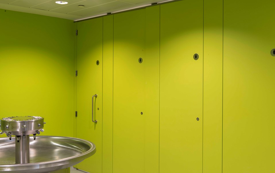 venesta-washrooms-toilet-cubicles-unity-full-height-school-toilets-isaac-newton-academy3