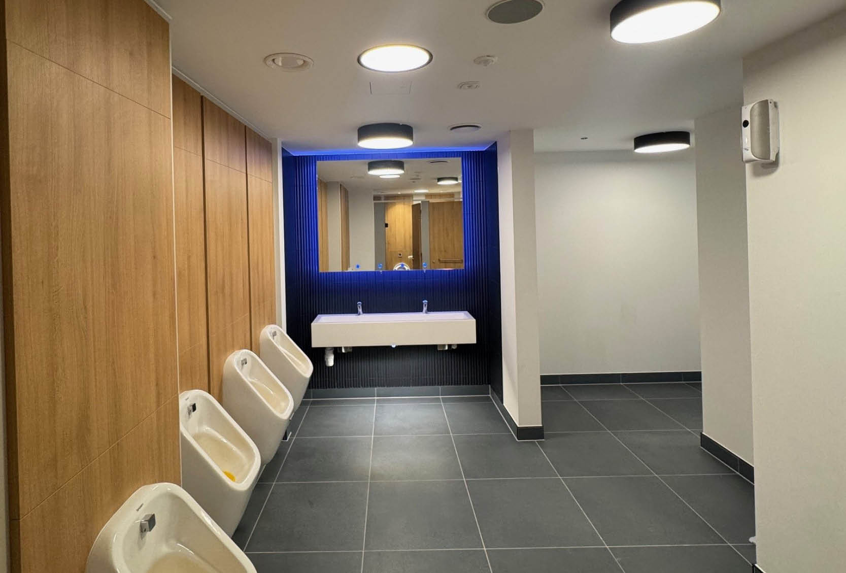 venesta-washrooms-case-study-olympia-london-mirror-box-units4