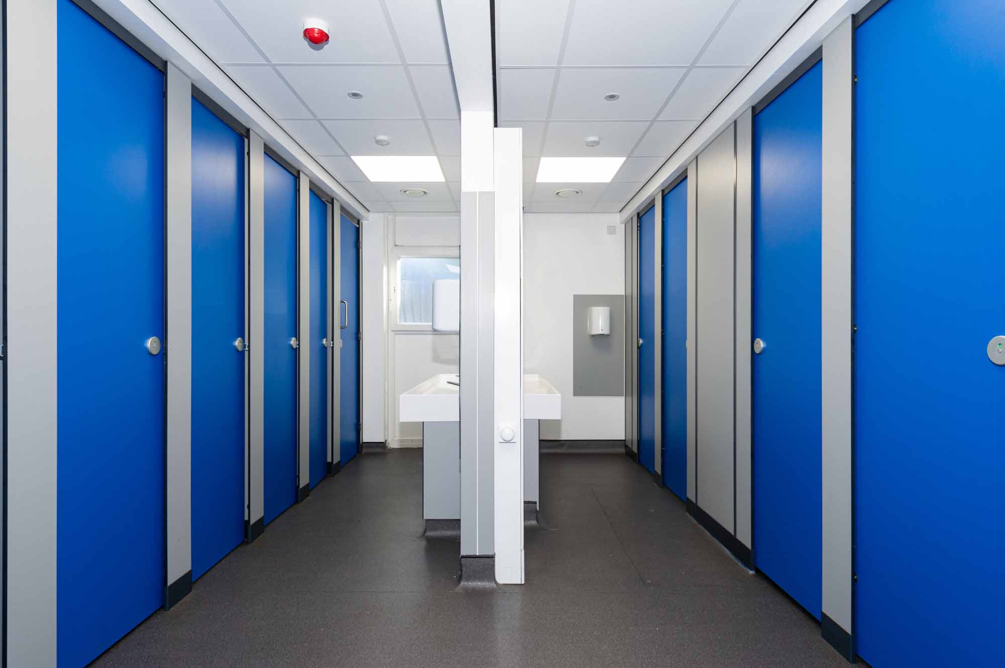 venesta-washrooms-toilet-cubicles-titan-full-height-vanity-unit-south-hunsley-secondary-school2
