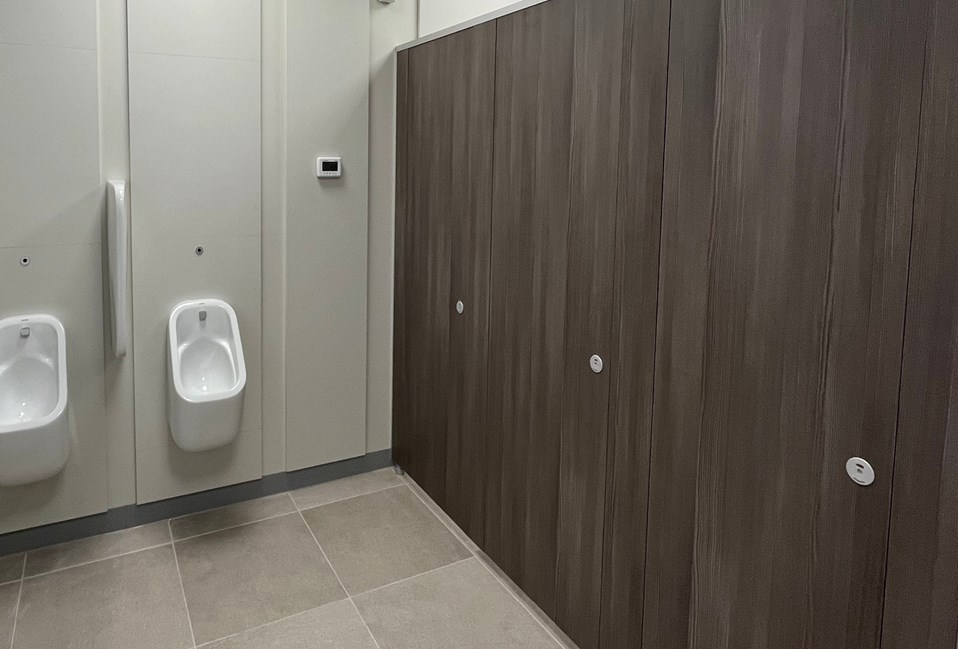 venesta-washrooms-case-study-factory-washroom-project (1)