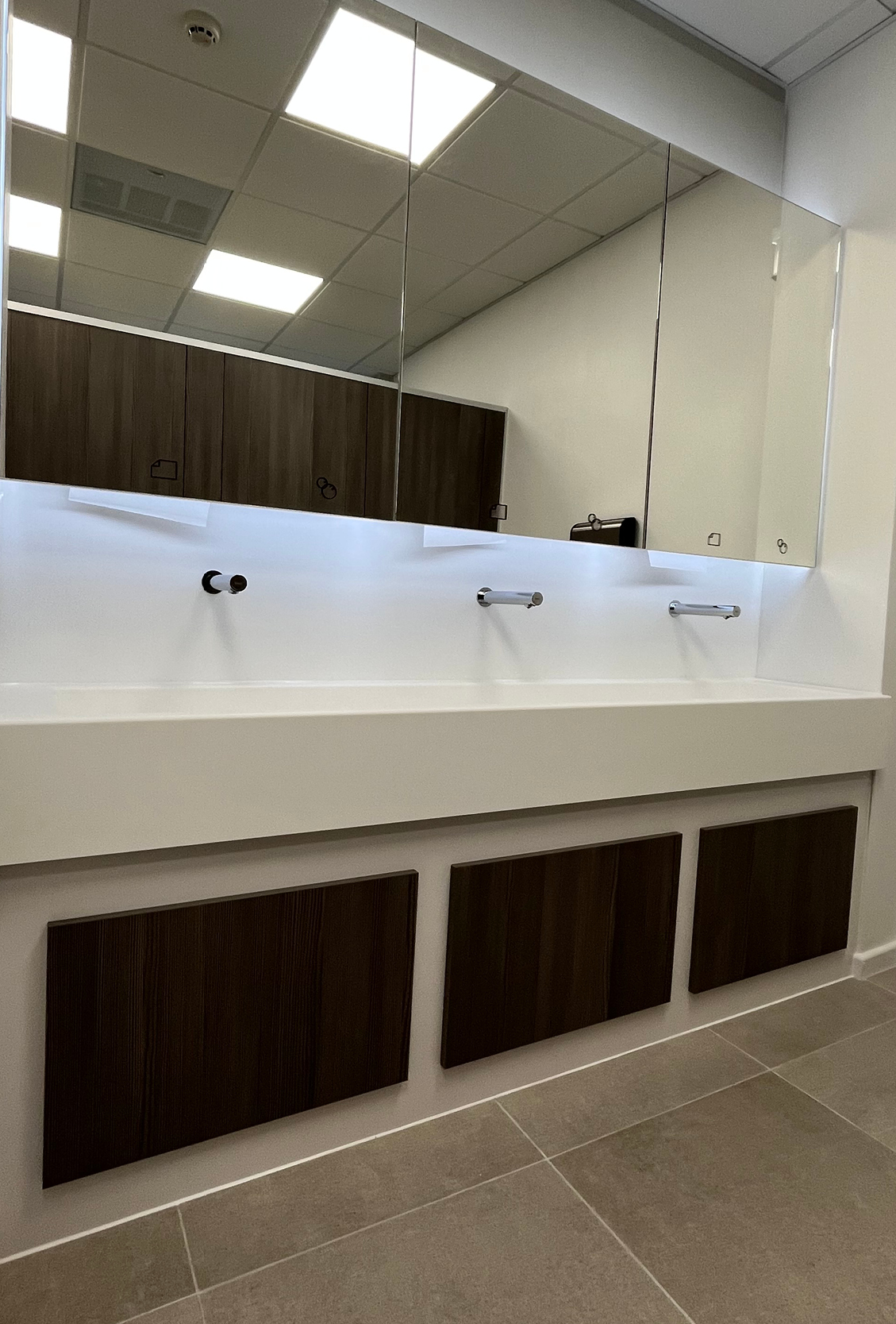 venesta-washrooms-case-study-factory-washroom-project (3)