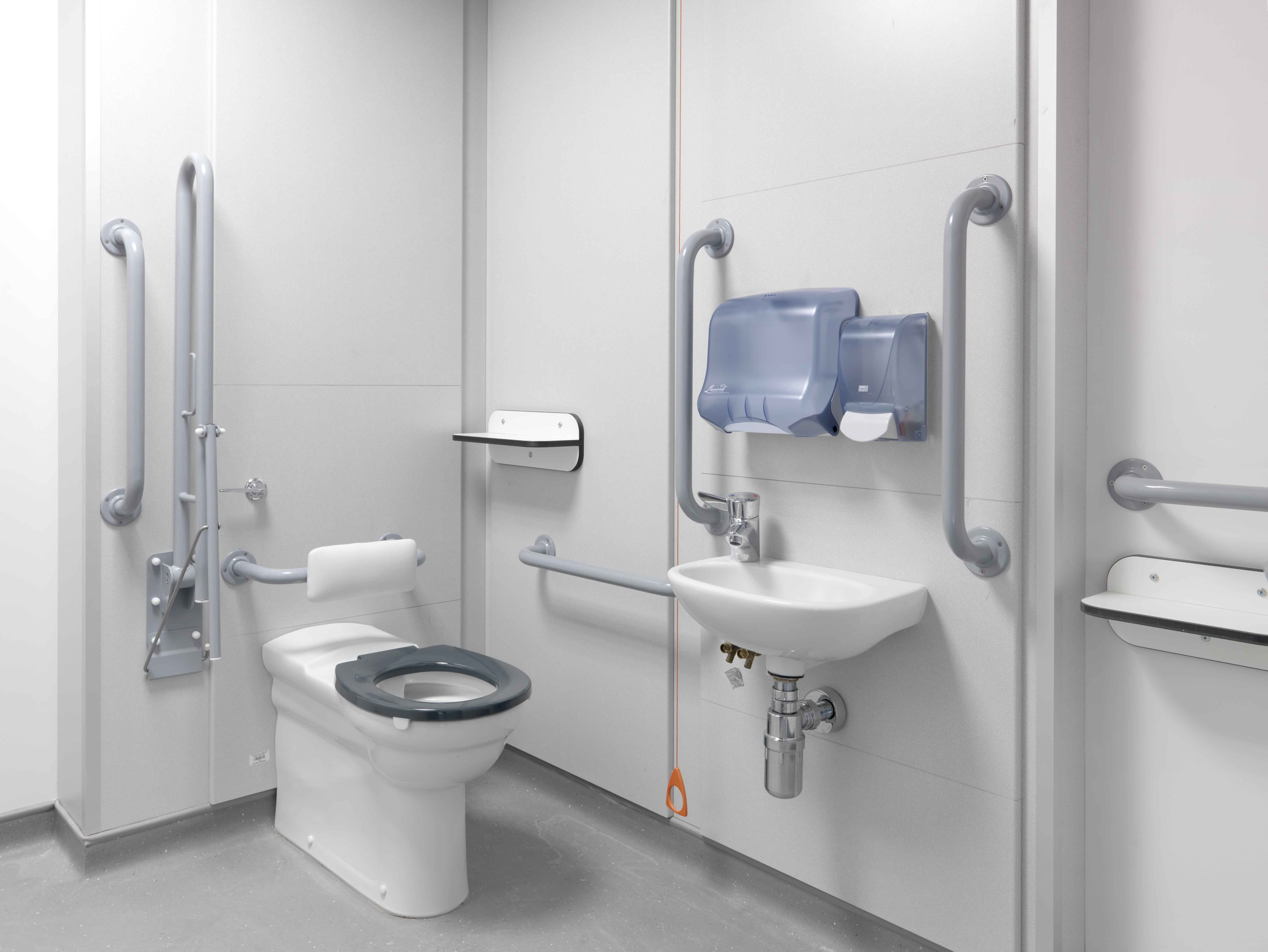 venesta-washrooms-vepps-healthcare-wall-panel-panelling-basin-sink-wc-toilet-preplumbed-royal-london-hospital2