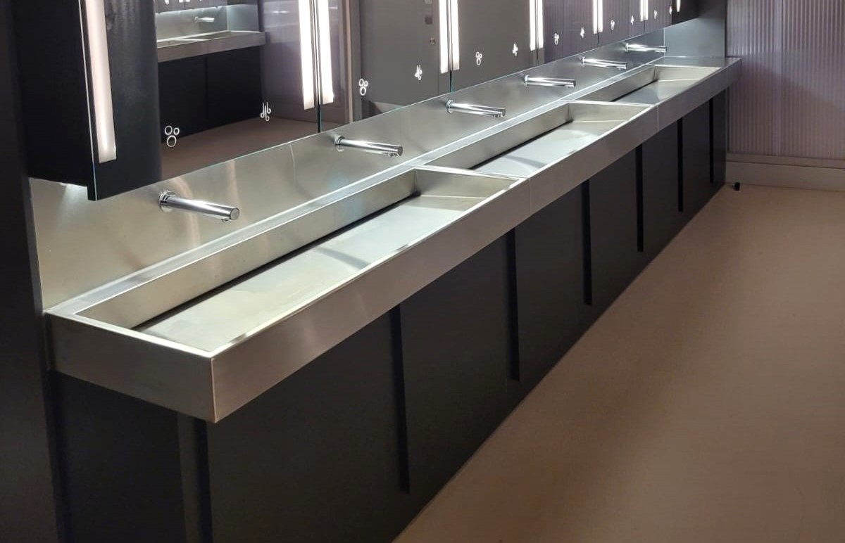 venesta-washrooms-case-study-factory-manchester-vepps-ips-vanity