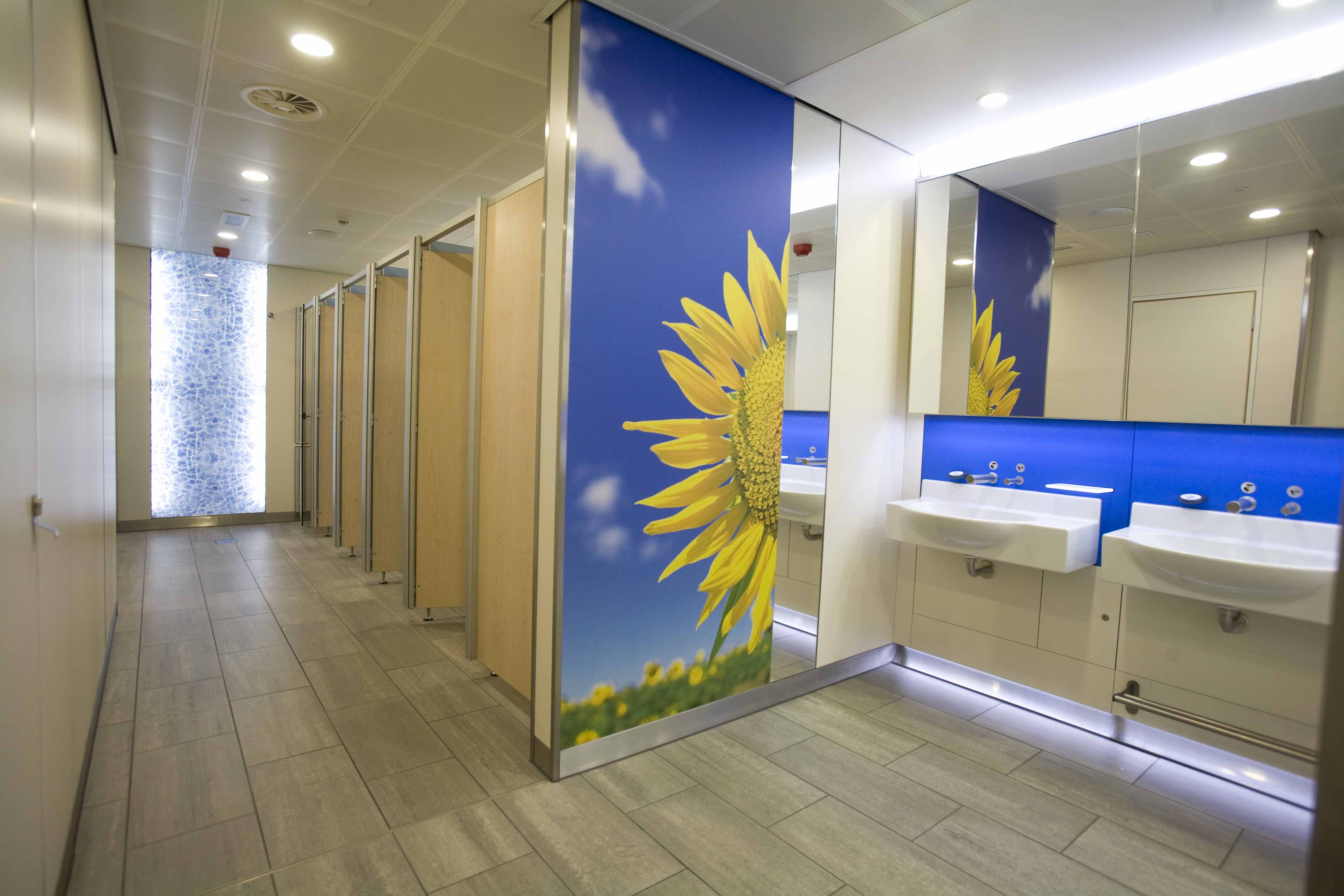 venesta-washrooms-toilet-cubicles-system-m-gatwick-airport3
