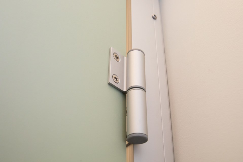 venesta-washrooms-toilet-cubicle-cubicles-fusion-hinge-dover-castle