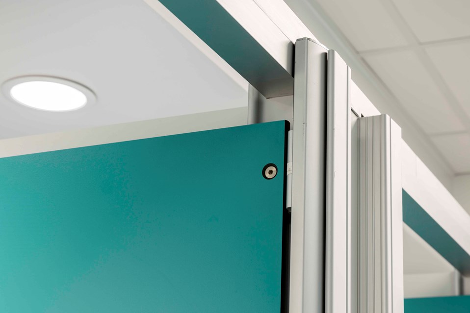 venesta-washrooms-toilet-cubicles-system-m-pilaster-derriford-hospital3