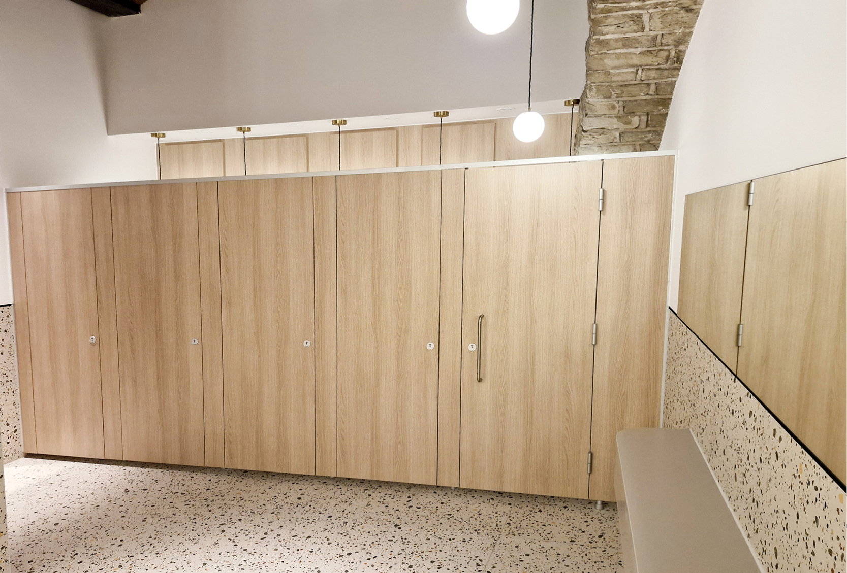 venesta-washrooms-case-study-sandman-signature-hotel-vepps-panelling2