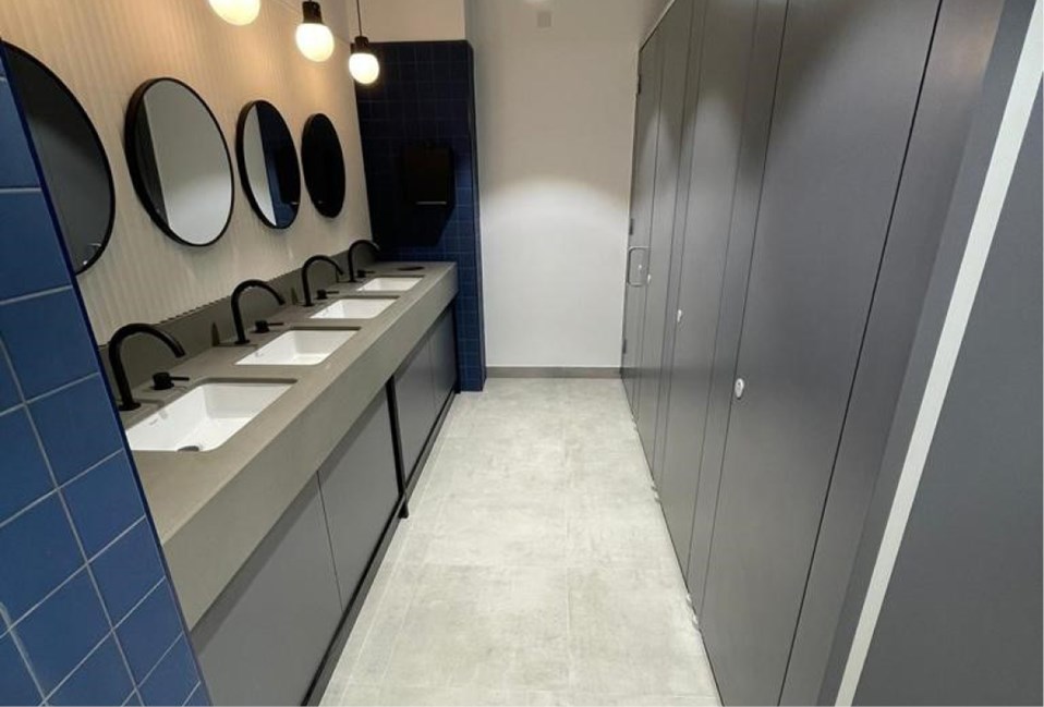 venesta-washrooms-case-study-malvern-house-toilet-cubicles-unity-colourcoat2