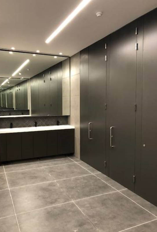 venesta-washrooms-case-study-termini-arkle-road-dublin-toilet-cubicles-panelling-lockers-benches9