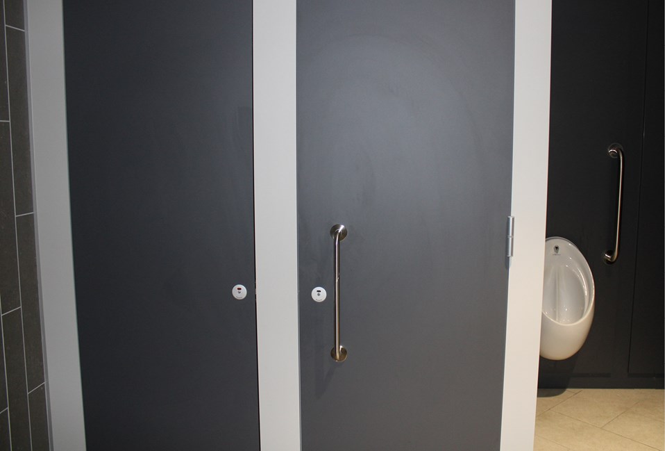 venesta-washrooms-case-study-shakespeare-north-playhouse-unity-full-height-rapiduct4