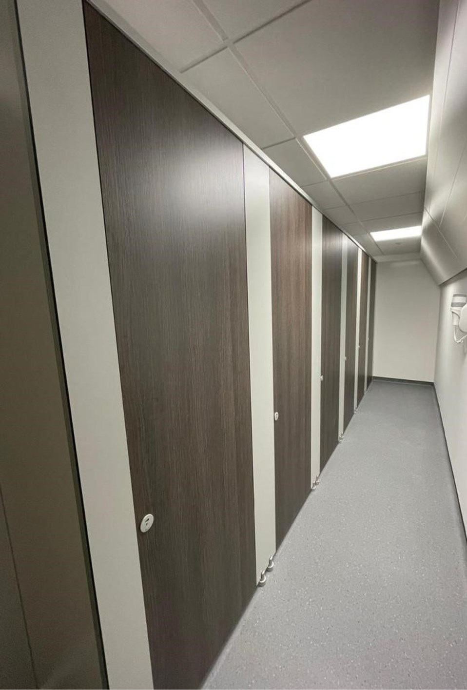 venesta-washrooms-case-study-rnli-allweather-lifeboat-centre-toilet-cubicles-unity2