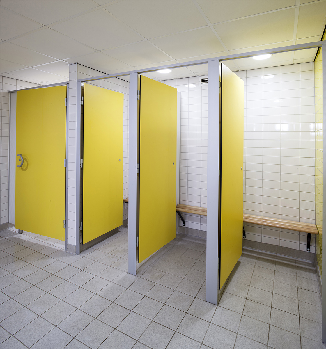 venesta-washrooms-toilet-cubicles-fusion-benching-bench-changing-room-denbigh-leisure-centre1