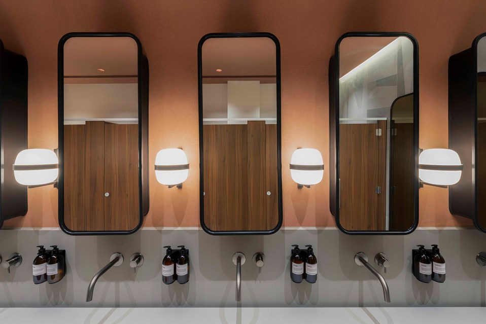 venesta-washrooms-toilet-cubicles-unity-capital-one-head-office6