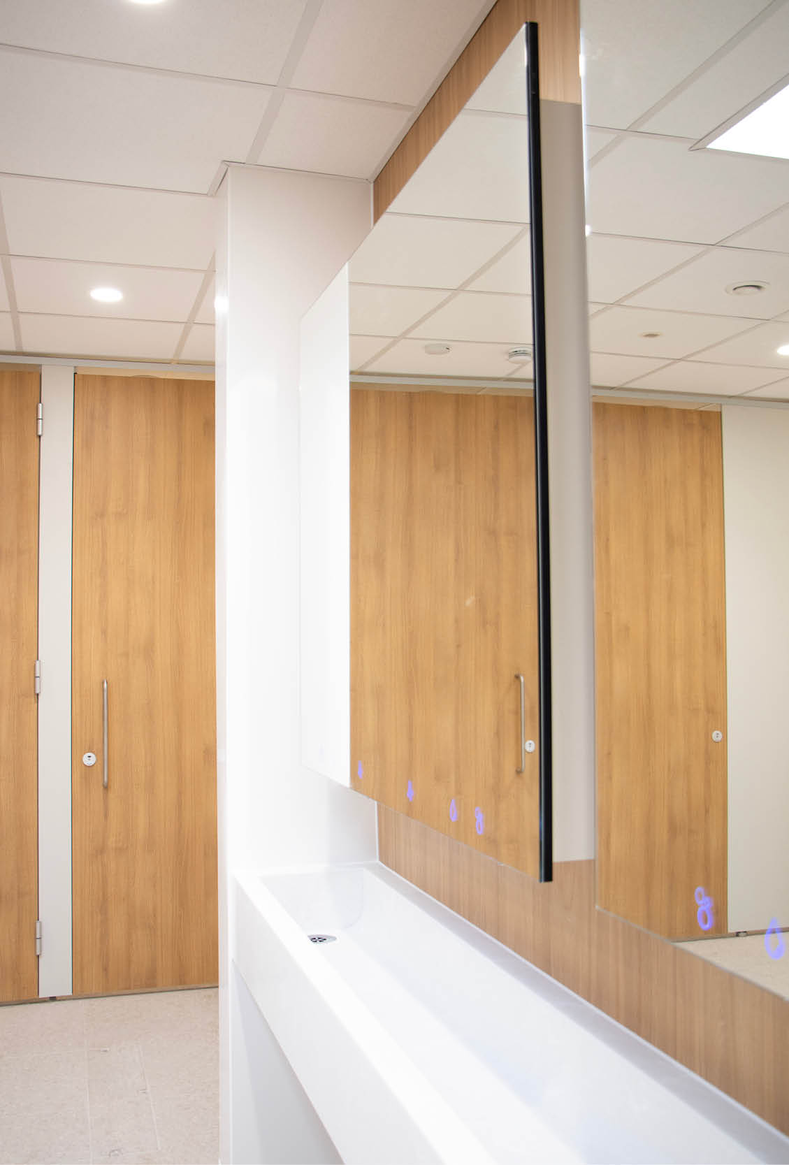 venesta-washrooms-case-study-mid-kent-golf-club-mirror-box-units-unity-cubicles9 (1)