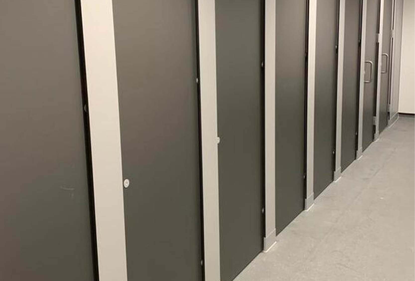 venesta-washrooms-case-study-bullers-wood-school-titan-toilet-cubicles-vepps-ips-solidsurface-washtrough4