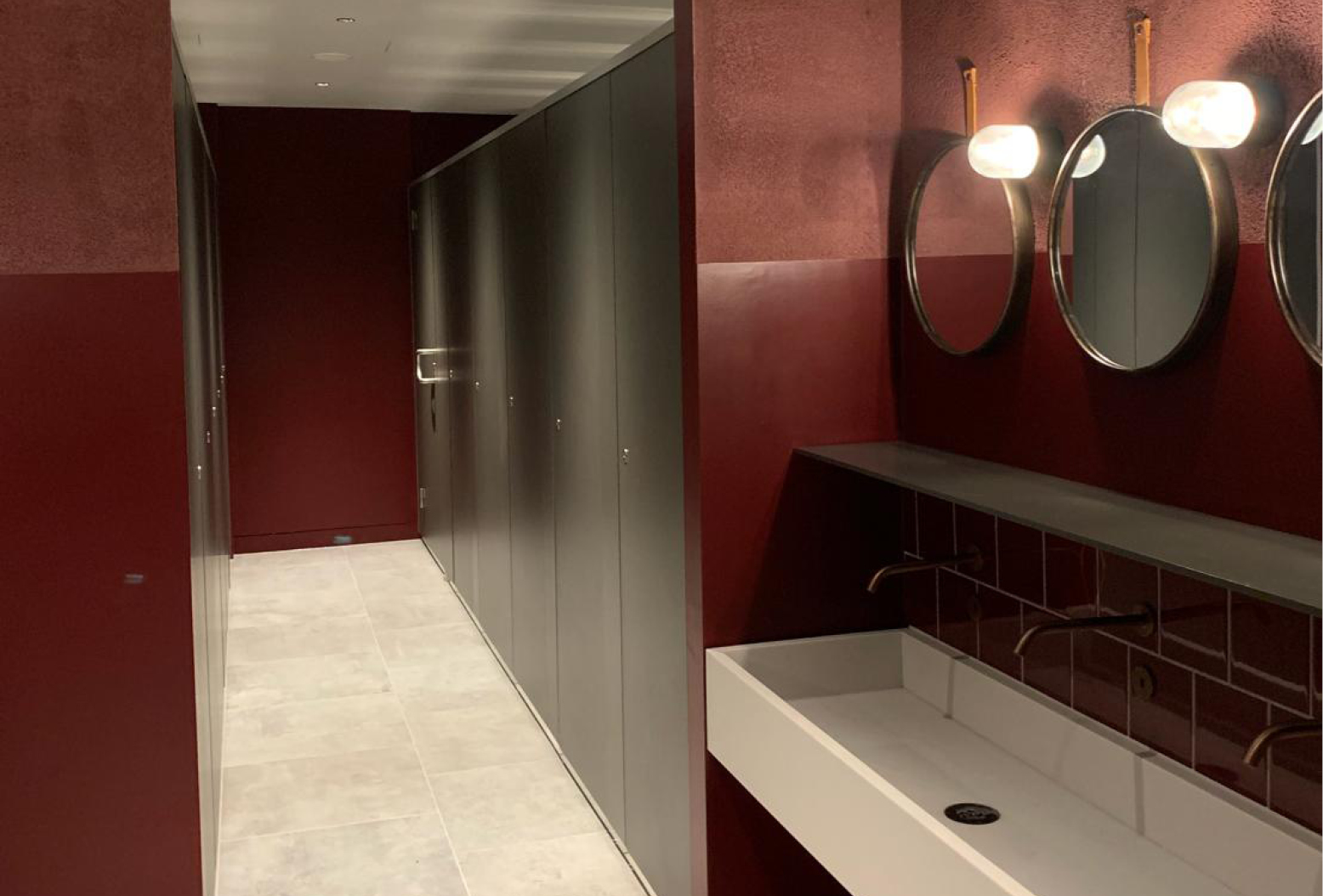 venesta-washrooms-toilet-cubicles-washroom-panelling-the-old-vic-threatre3