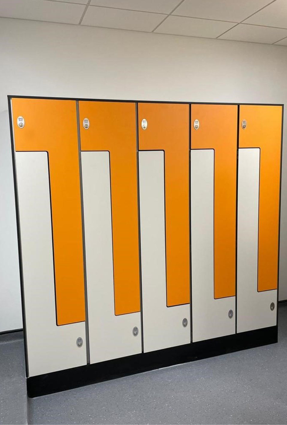 venesta-washrooms-case-study-rnli-allweather-lifeboat-centre-lockers2
