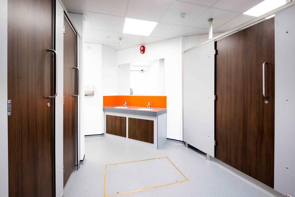 venesta-washrooms-toilet-cubicles-quantum-solid-surface-vanity-unit-birmingham-museum-art-gallery1