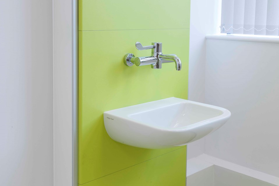venesta-washrooms-healthcare-hospital-washroom-ips-panelling-vepps-boxed-out-the-strand-medical-centre3
