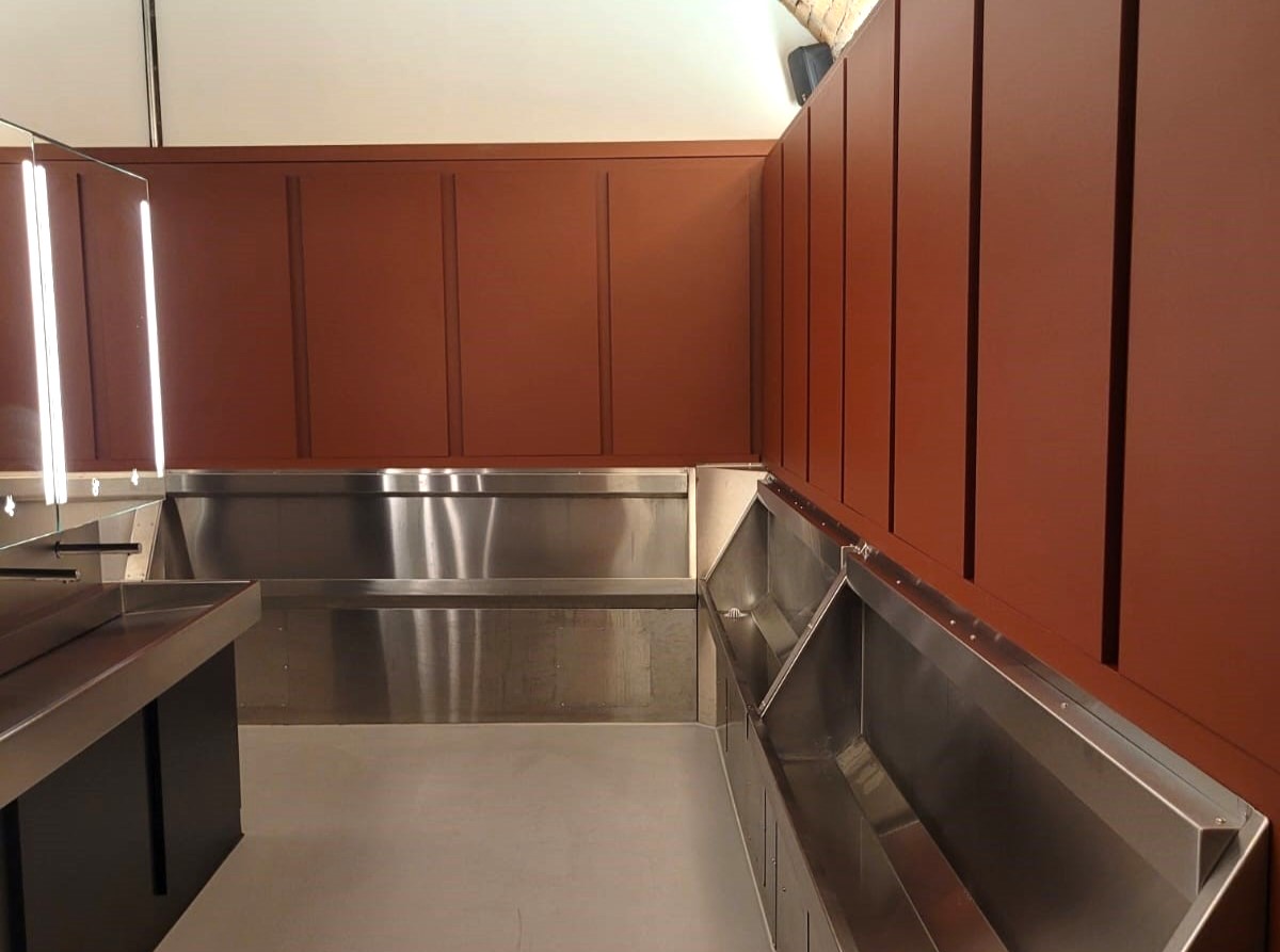 venesta-washrooms-case-study-factory-manchester-vepps-ips