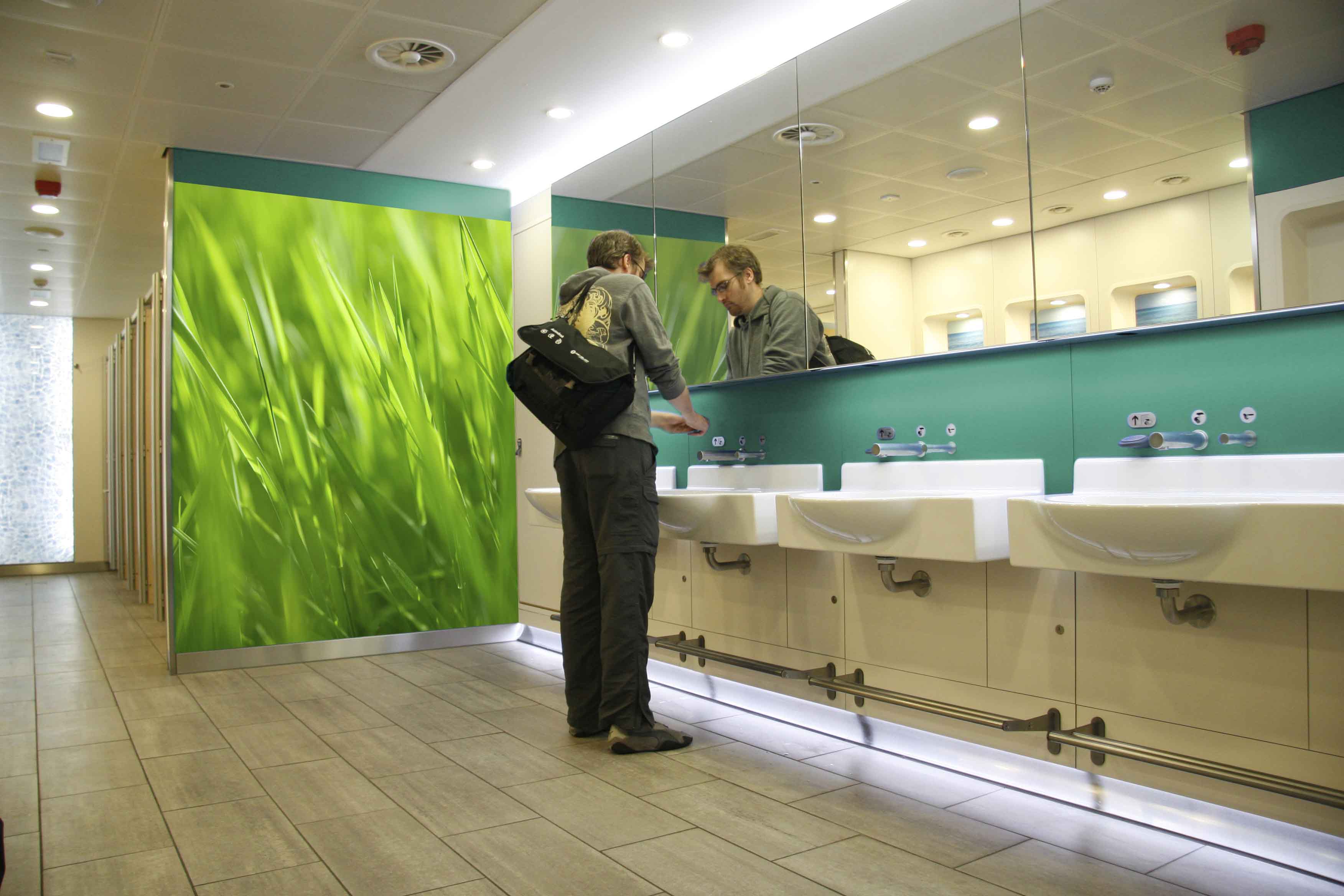 venesta-washrooms-toilet-cubicles-system-m-emergency-access-london-stansted-airport4
