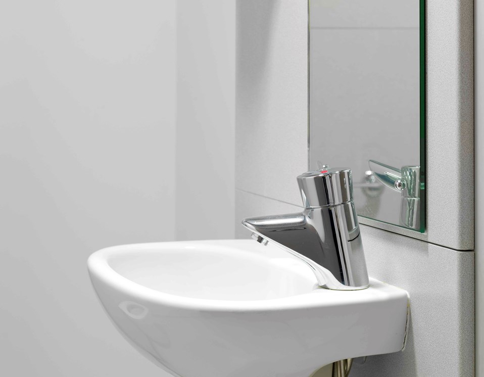 venesta-washrooms-vepps-healthcare-wall-panel-panelling-basin-sink-preplumbed-royal-london-hospital