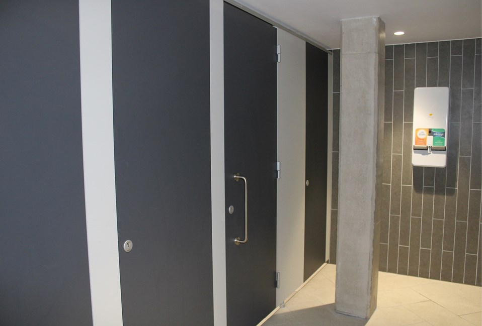 venesta-washrooms-case-study-shakespeare-north-playhouse-unity-full-height3