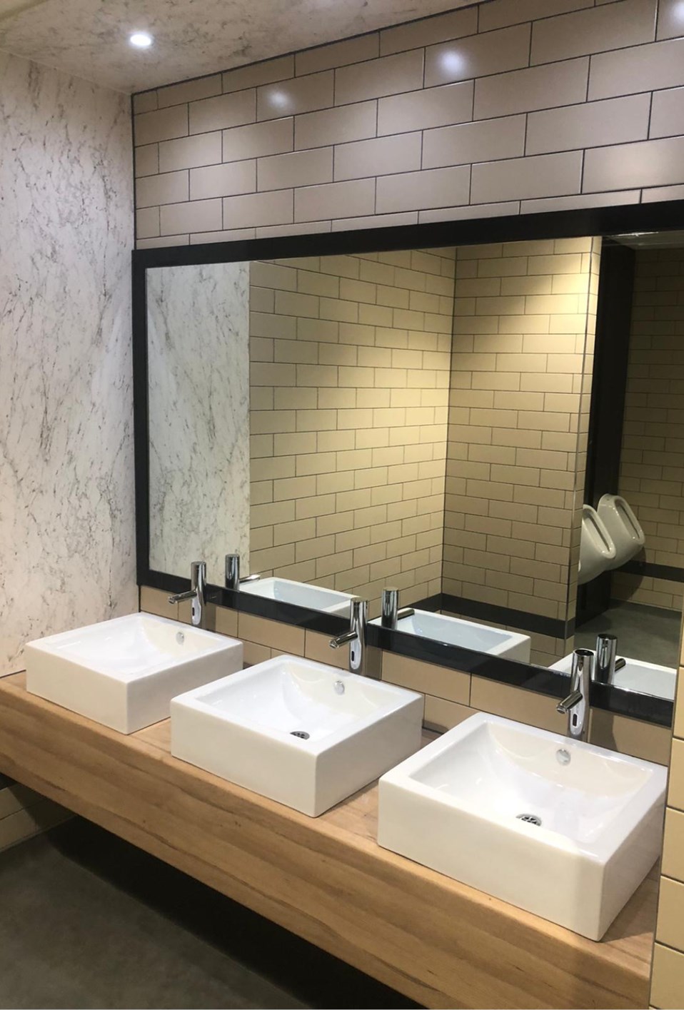 venesta-washrooms-case-study-microsoft-campus-reading-office-toilet-cubicles-award7