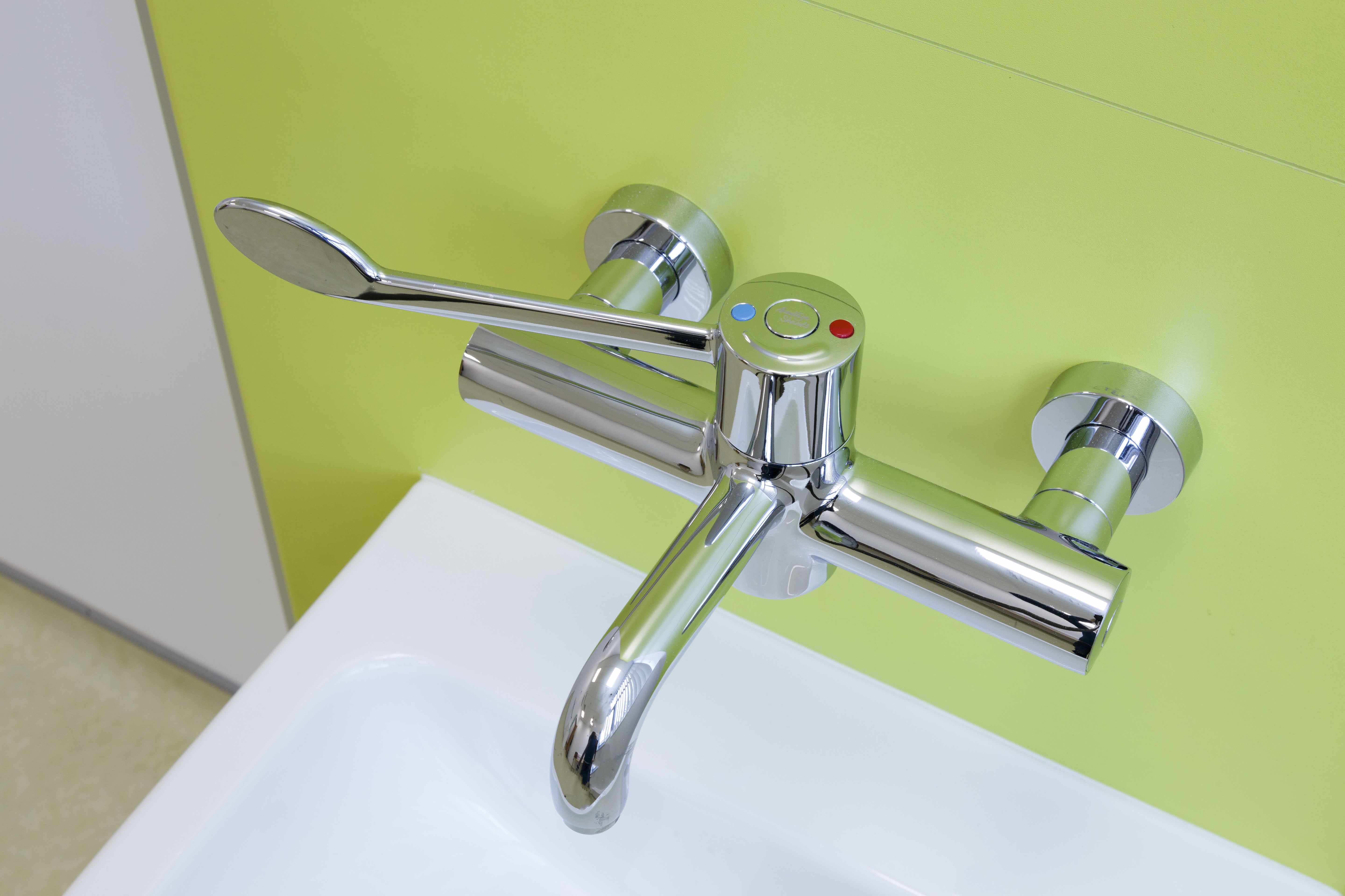 venesta-washrooms-healthcare-hospital-washroom-ips-panelling-vepps-boxed-out-the-strand-medical-centre6