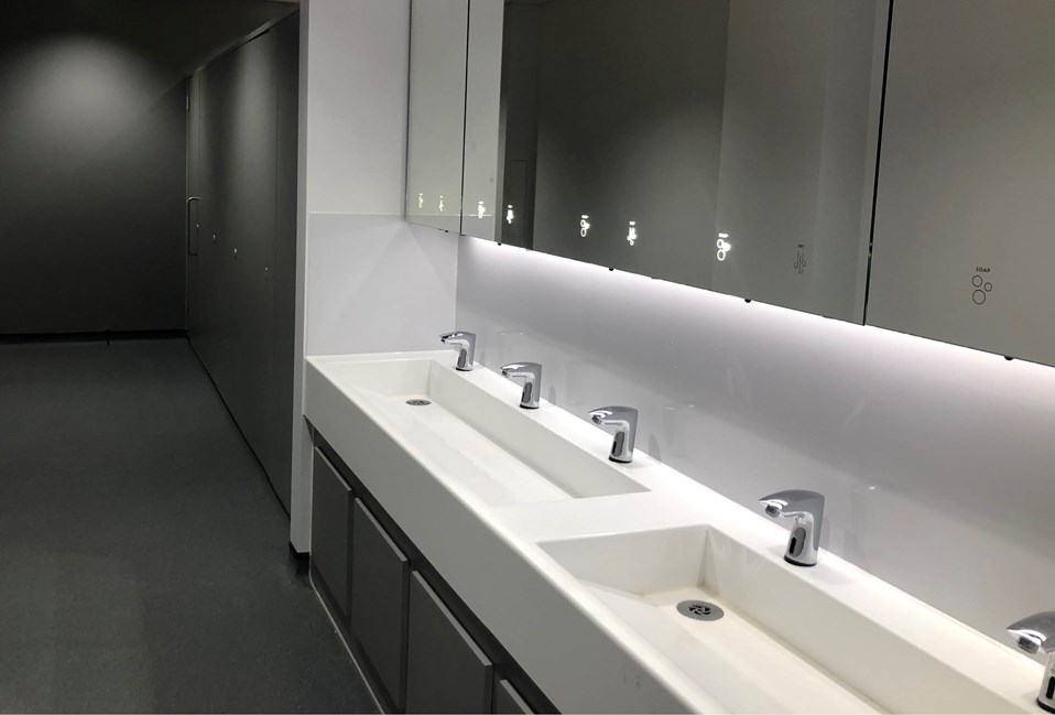 venesta-washrooms-case-study-oaklands-college-toilet-cubicles-unity-solid-surface-washtroughs1