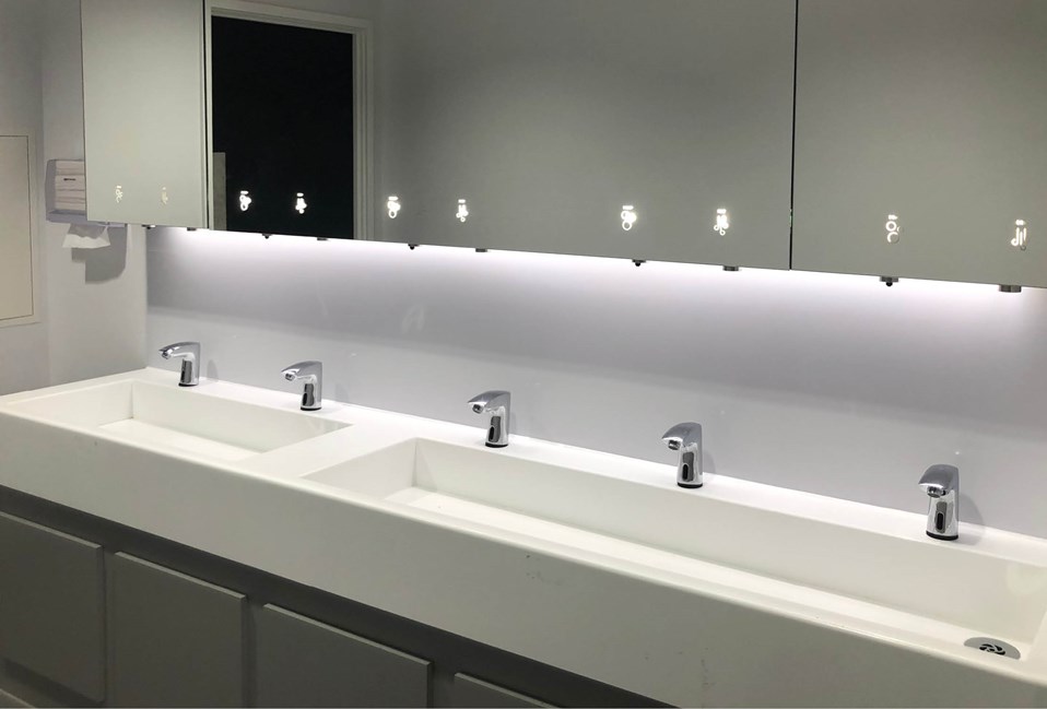 venesta-washrooms-case-study-oaklands-college-solid-surface-washtroughs