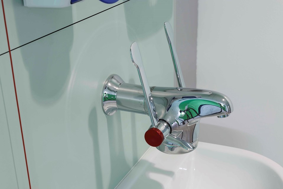 venesta-washrooms-vepps-healthcare-ips-panelling-wall-pre-plumbed-taps-queen-elizabeth-hospital2
