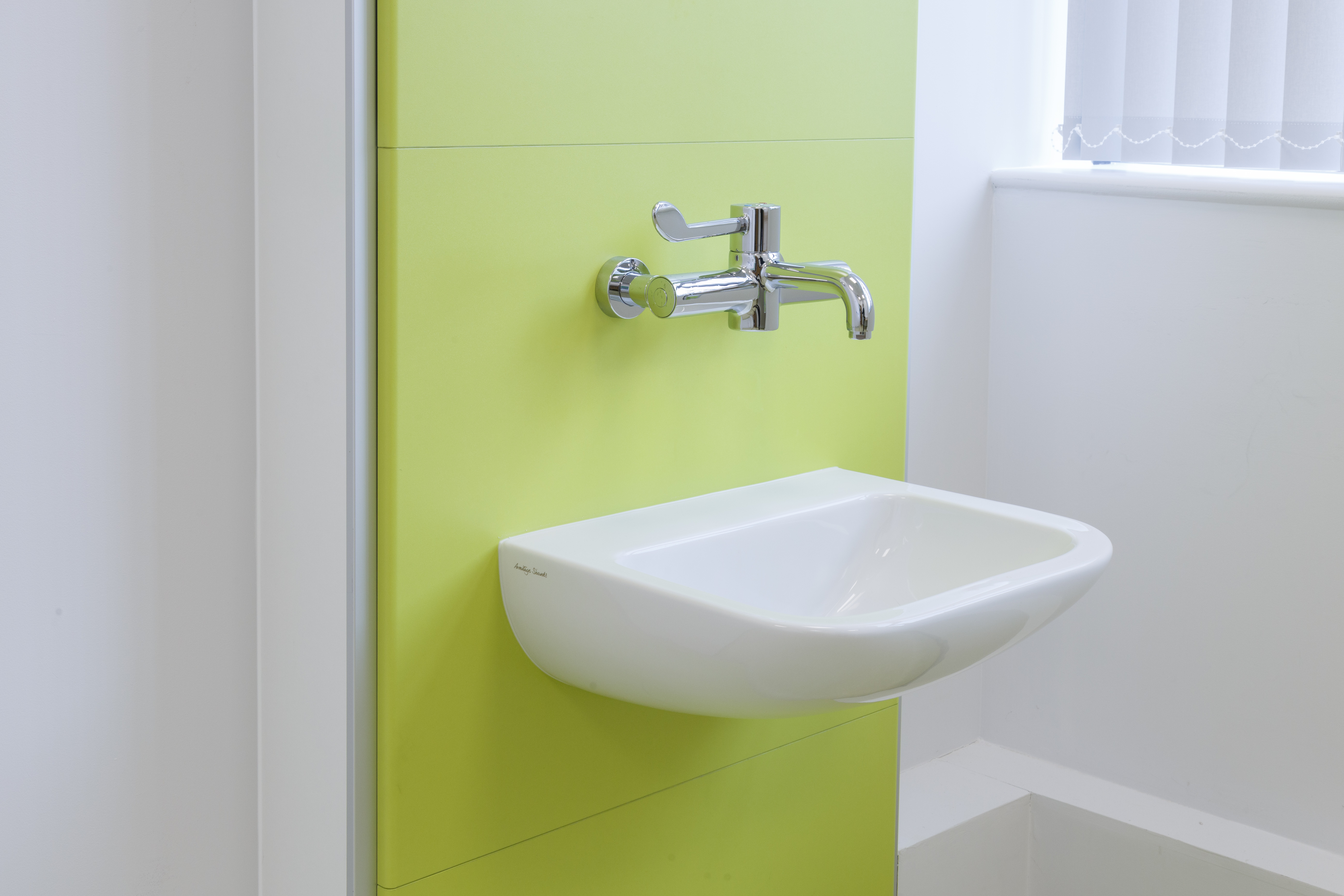 venesta-washrooms-healthcare-hospital-washroom-ips-panelling-vepps-boxed-out-the-strand-medical-centre-hr
