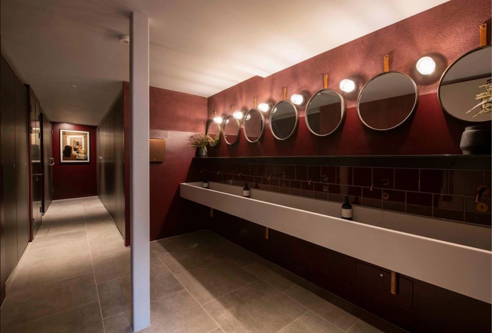 venesta-washrooms-toilet-cubicles-washroom-panelling-the-old-vic-threatre1