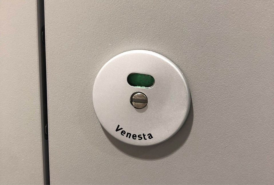 venesta-washrooms-case-study-oaklands-college-toilet-cubicles-unity-indicator-bolt