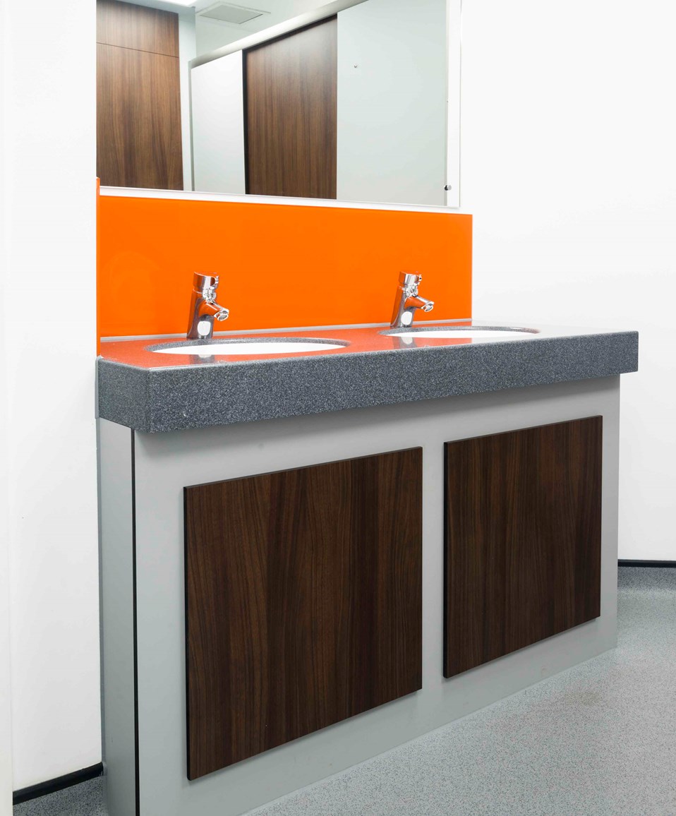 venesta-washrooms-toilet-cubicles-quantum-solid-surface-vanity-unit-birmingham-museum-art-gallery5