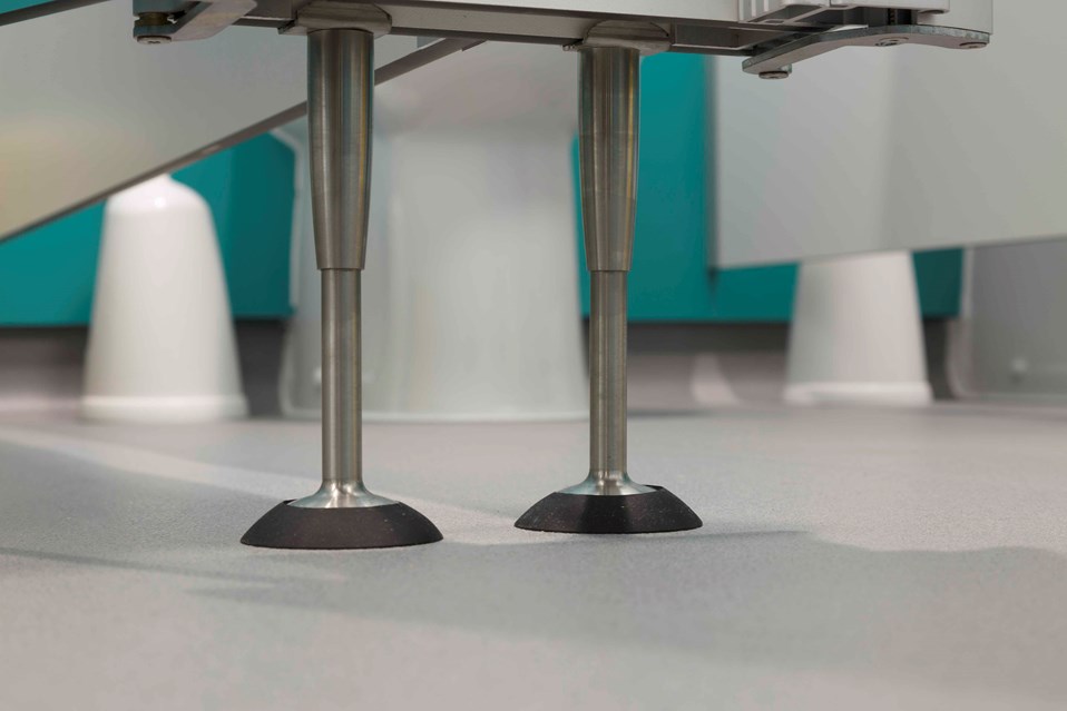 venesta-washrooms-toilet-cubicles-system-m-pedestal-derriford-hospital