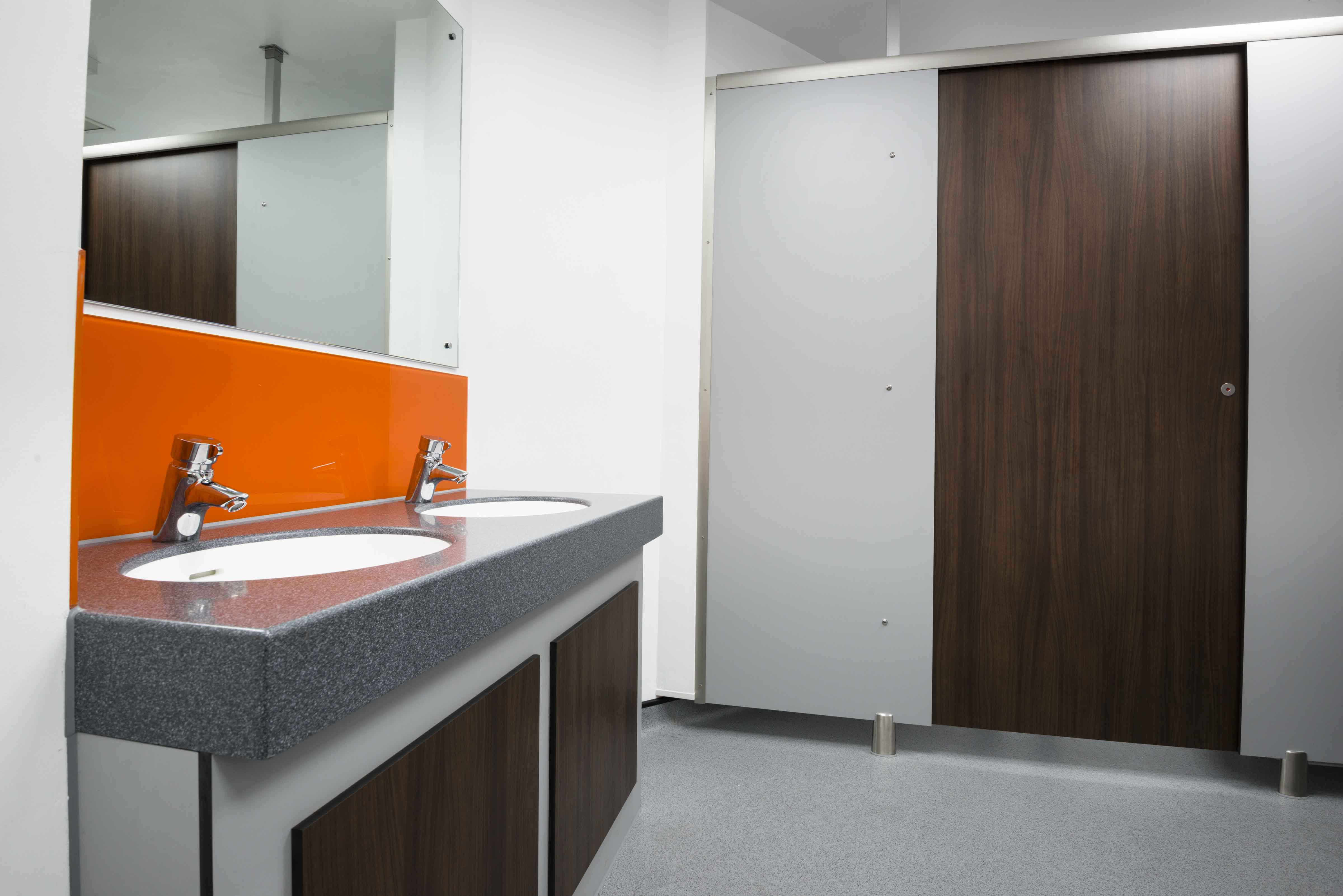 venesta-washrooms-toilet-cubicles-quantum-solid-surface-vanity-unit-birmingham-museum-art-gallery3