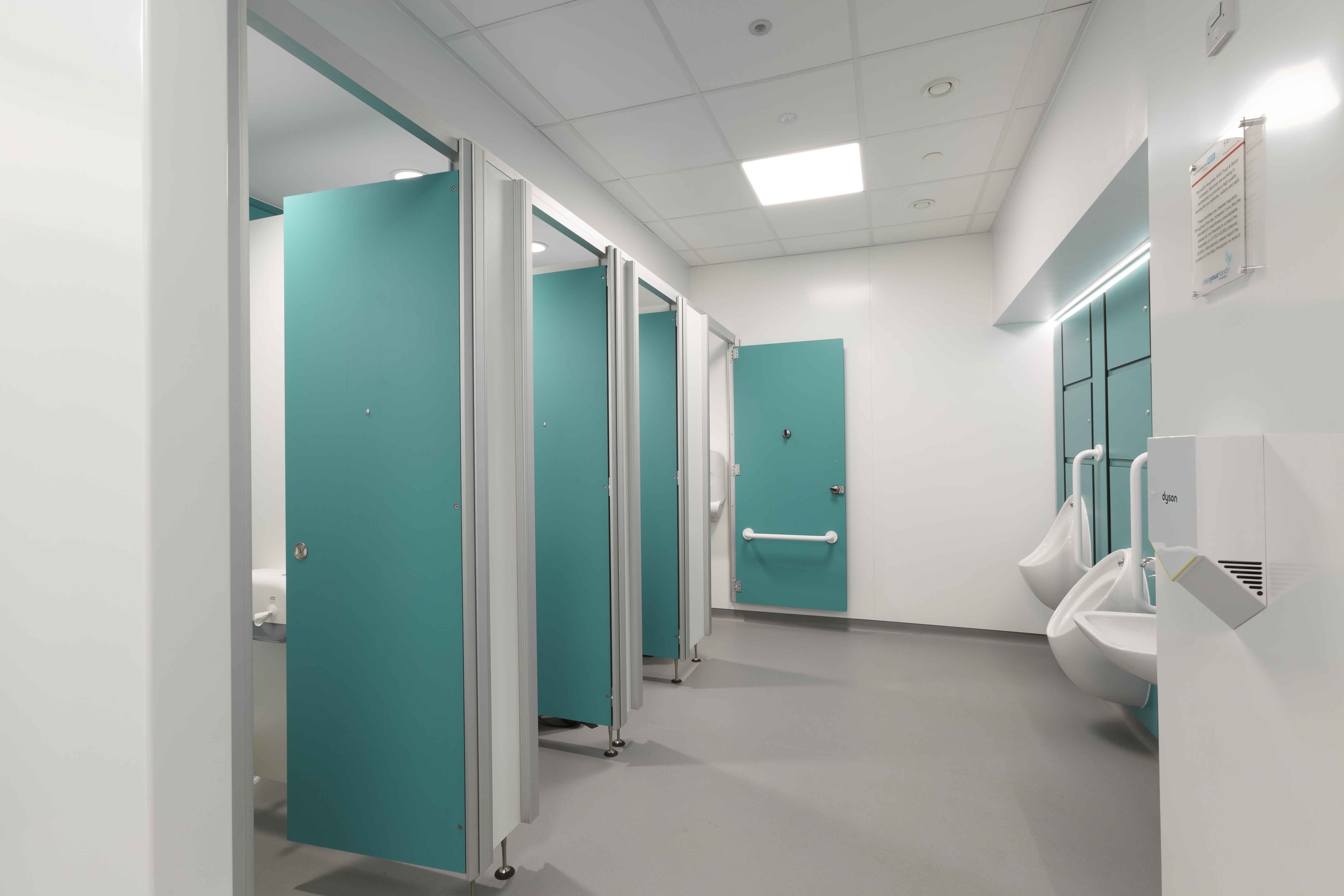 venesta-washrooms-toilet-cubicles-system-m-derriford-hospital4